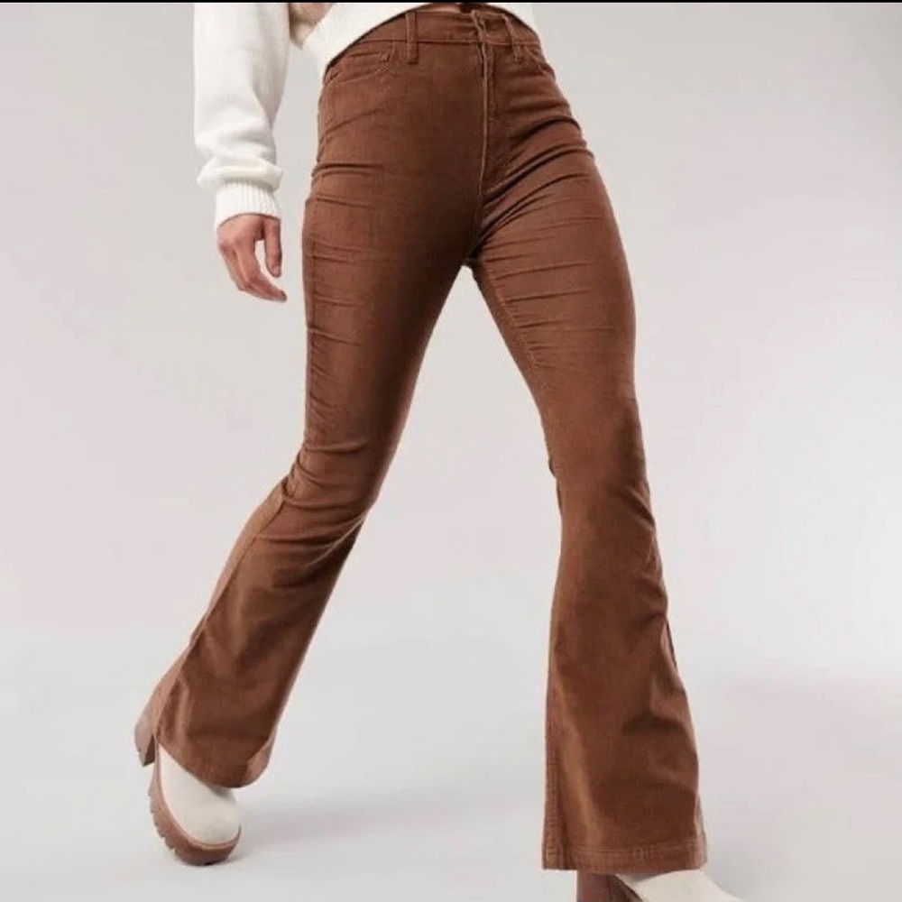 NWT Hollister Ultra High-Rise Corduroy Flare Pants, 3 Regular/26 Waist, brown